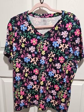 Kim Rogers Women's Black  Floral V-Neck Top